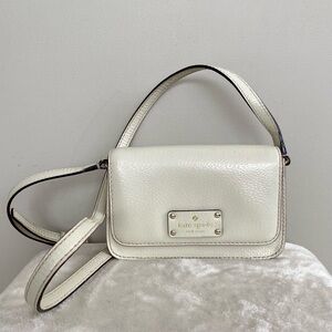 Kate Spade Wellesley Small Fynn pebbled leather crossbody purse. 🤍